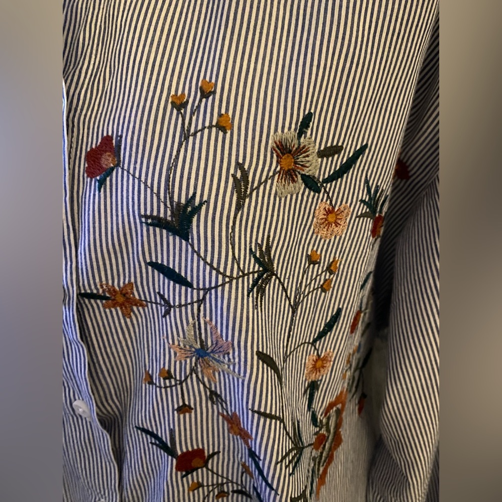 Beach Lunch Lounge Pinstripe Button Down Shirt w Embroidered Flowers, size XL - Picture 5 of 7